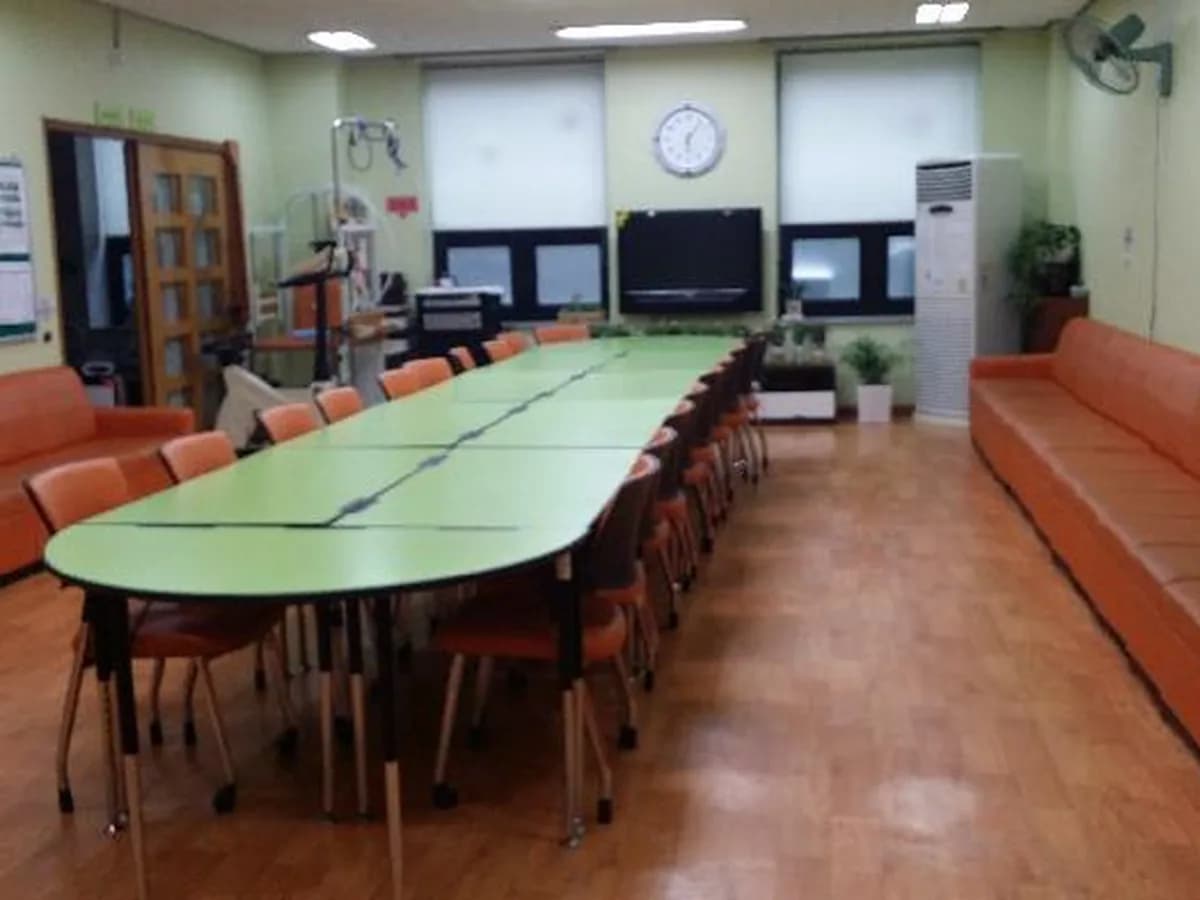 본오종합사회복지관부설본오노인주야간보호센터 이미지 1