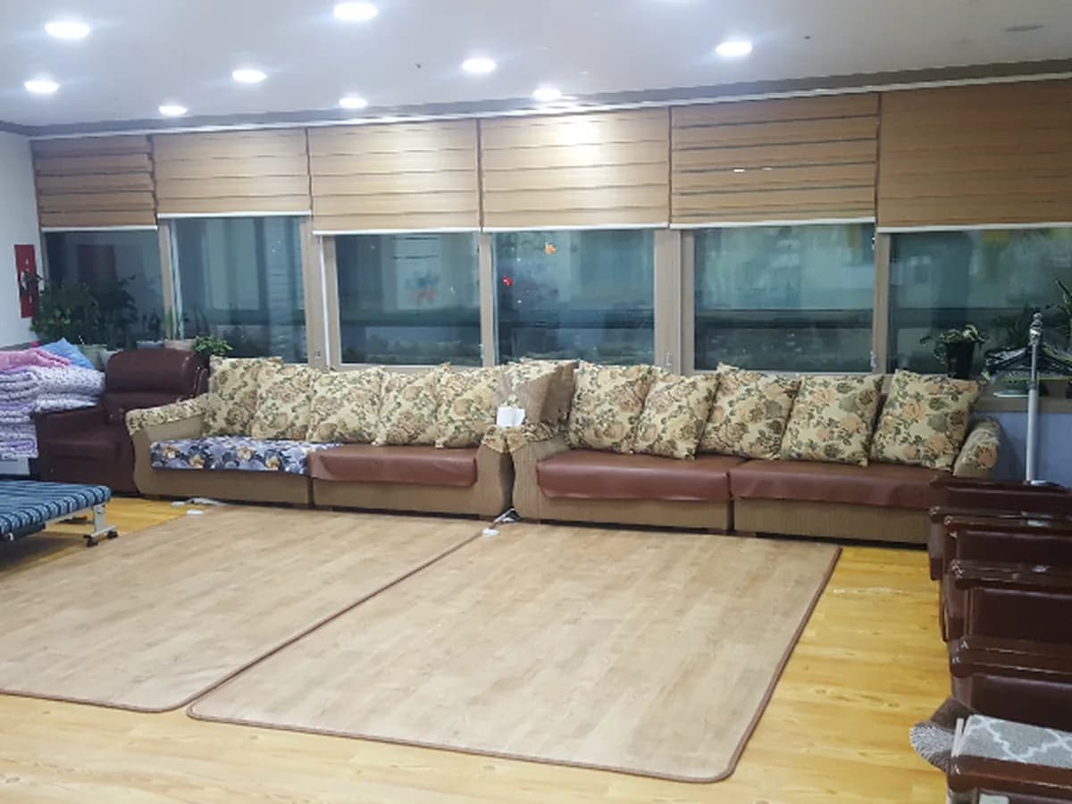 잡은손노인복지센터 이미지 3