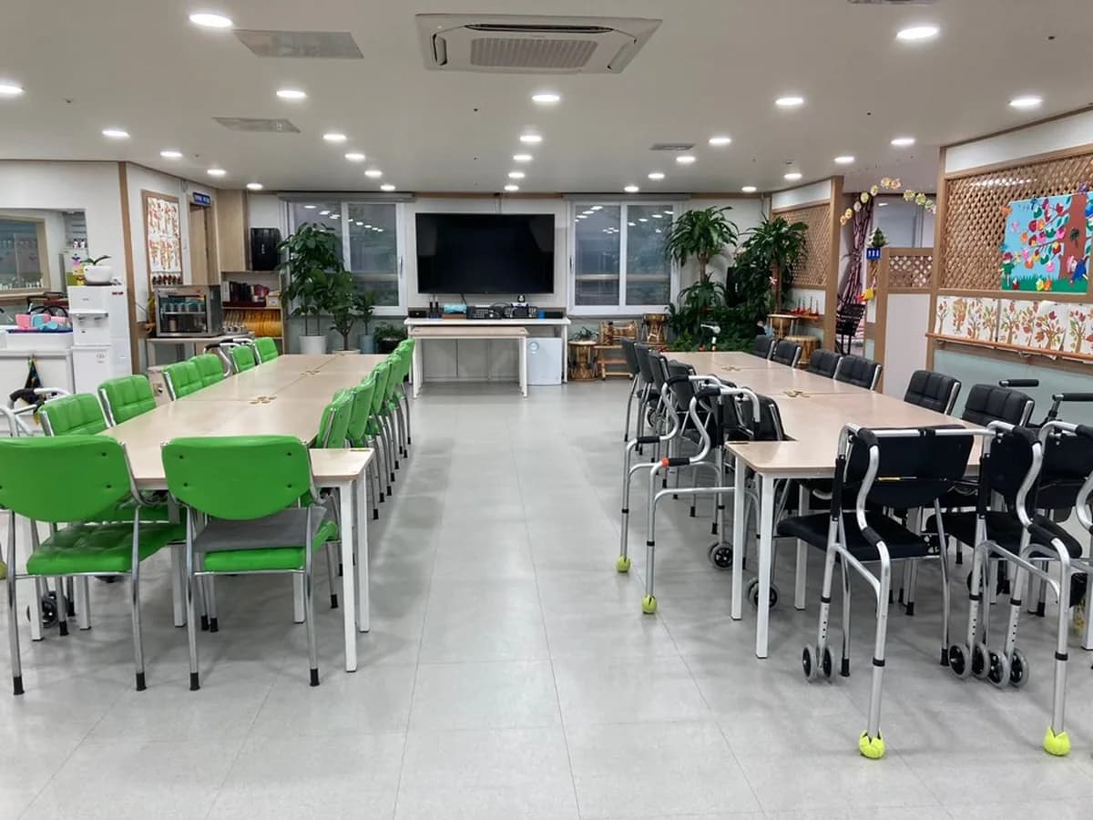 느티나무주야간보호센터 이미지 4