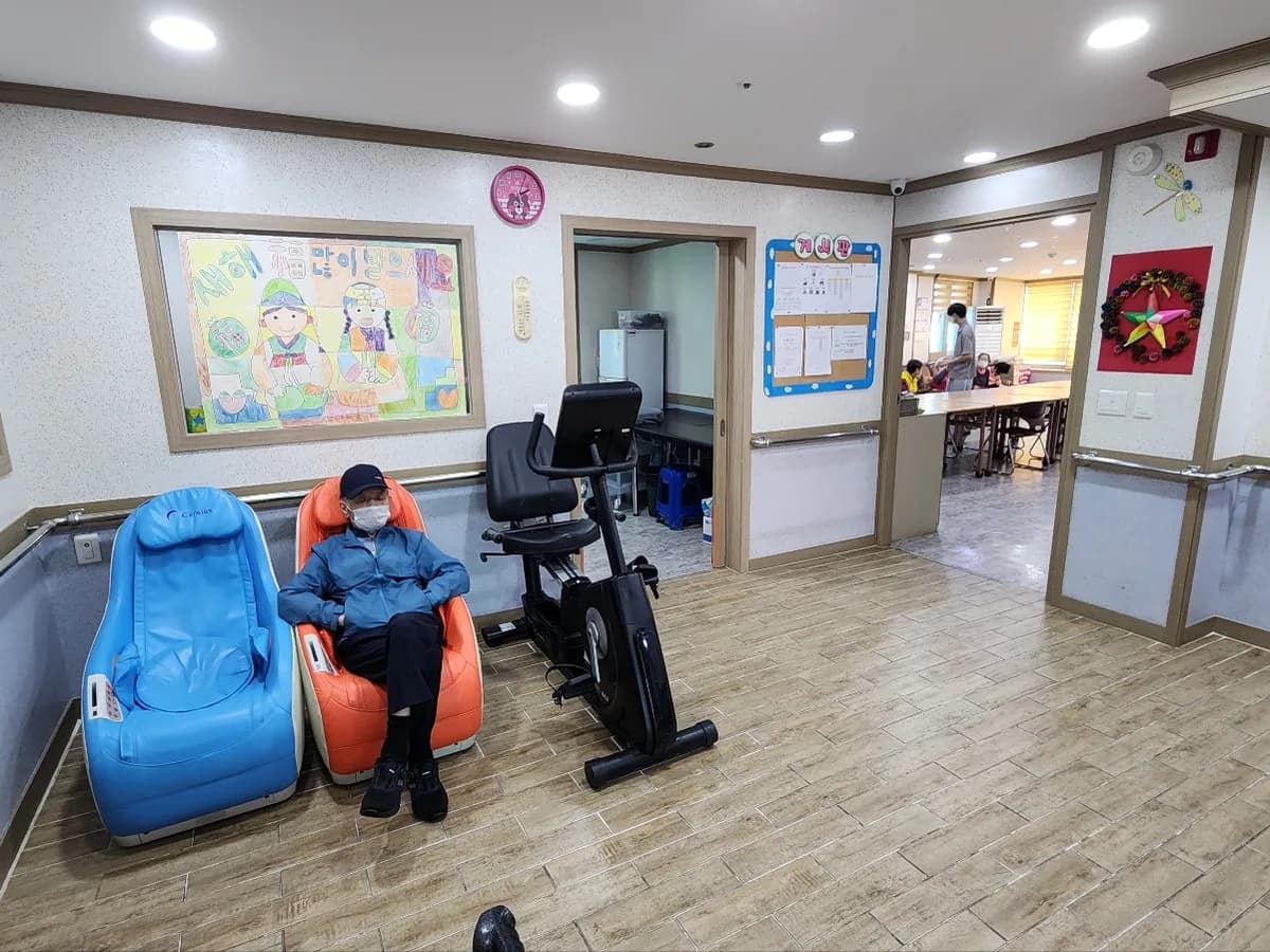 잡은손노인복지센터 이미지 1