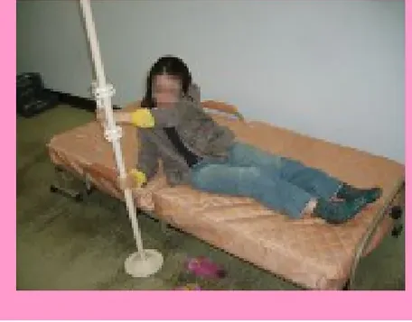 침대에서 사이드바를 잡고 일어서는 모습 1