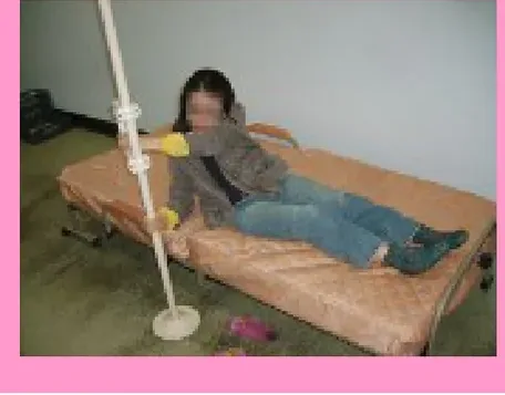 침대에서 사이드바를 잡고 일어서는 모습 1