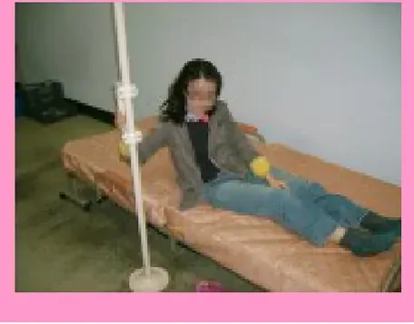침대에서 사이드바를 잡고 일어서는 모습 2