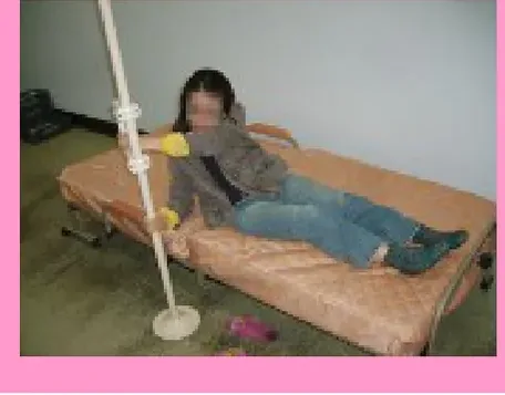 침대에서 사이드바를 잡고 일어서는 모습 1