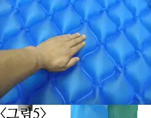 그림5 — 손바닥으로 공기방(버블 매트)을 눌러 확인