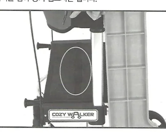의자손잡이를 잡아 당겨 접기