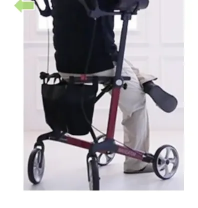 주차 브레이크를 작동한 상태에서 의자에 앉는 모습