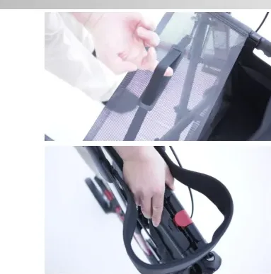 접힘 손잡이 끈을 당겨 제품을 접는 모습