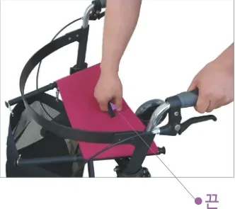 좌석 중앙의 끈을 위로 당김