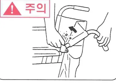 손잡이 올리기 2 — 손 끼임 주의