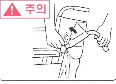 손잡이 올리기 2 — 손 끼임 주의