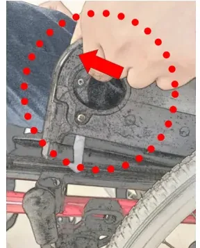 ④ 레버를 밀고 팔걸이를 위로 들어준다