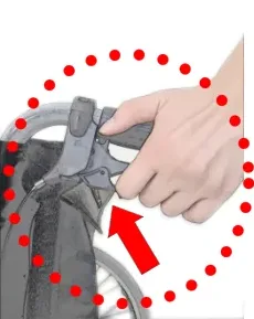 ② 레버 하단 잠금 장치를 밀어줌
