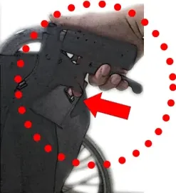 ④ 검지 손가락으로 잠금 장치를 눌러줌