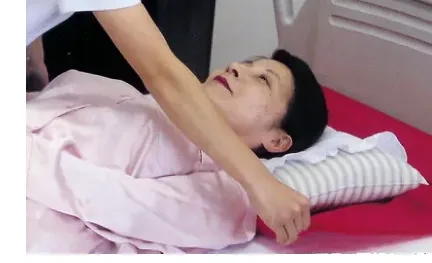베게 밑에서 어깨 아래까지 시트를 넣는 모습