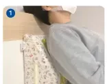 침대나 벽 등 평평한 곳에 제품을 놓고 사용