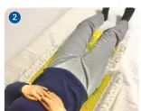 작은 쿠션 2개로 엉덩이·허리를 받치고 큰 쿠션으로 무릎 아래를 받침