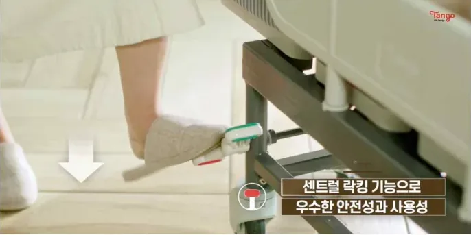 빨간색 브레이크로 휠체어 고정